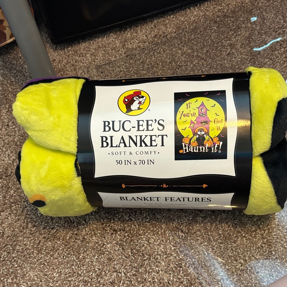 Buc-ee's Green and Black Halloween Blanket